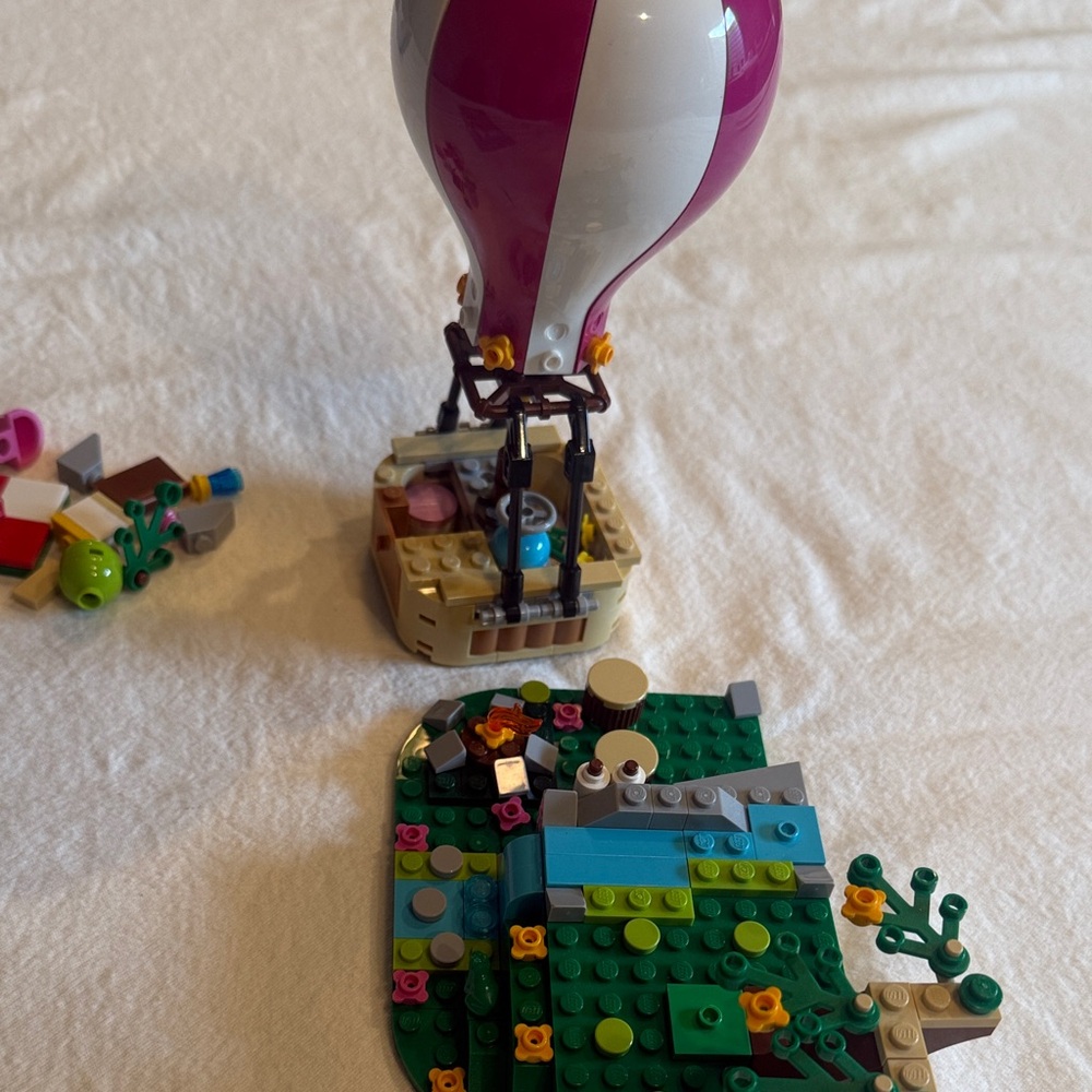 LEGO Friends Adventure Hot Air Balloon - Purple and White - Picture 3 of 4